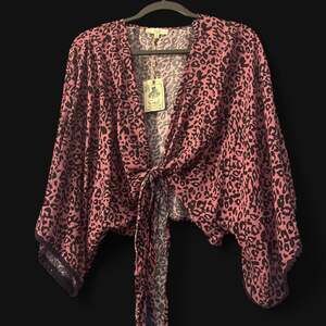 NWT easel pink and black leopard print
